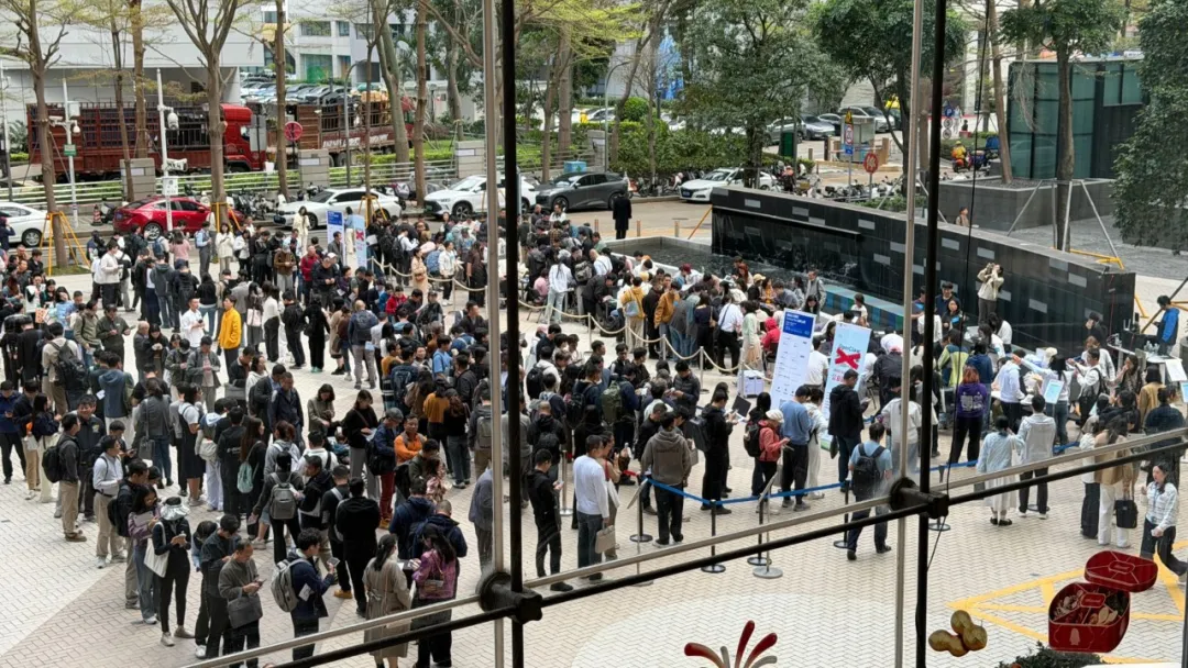 深圳腾讯大厦楼下排队人群